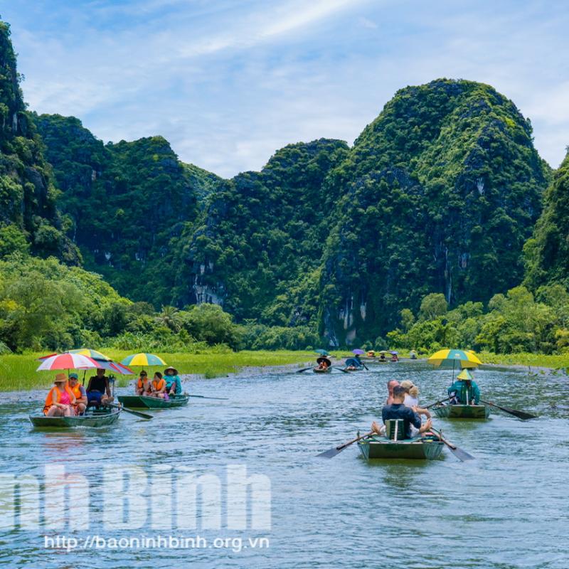 Các khu, điểm du lịch Ninh Bình sôi động đón khách trở lại